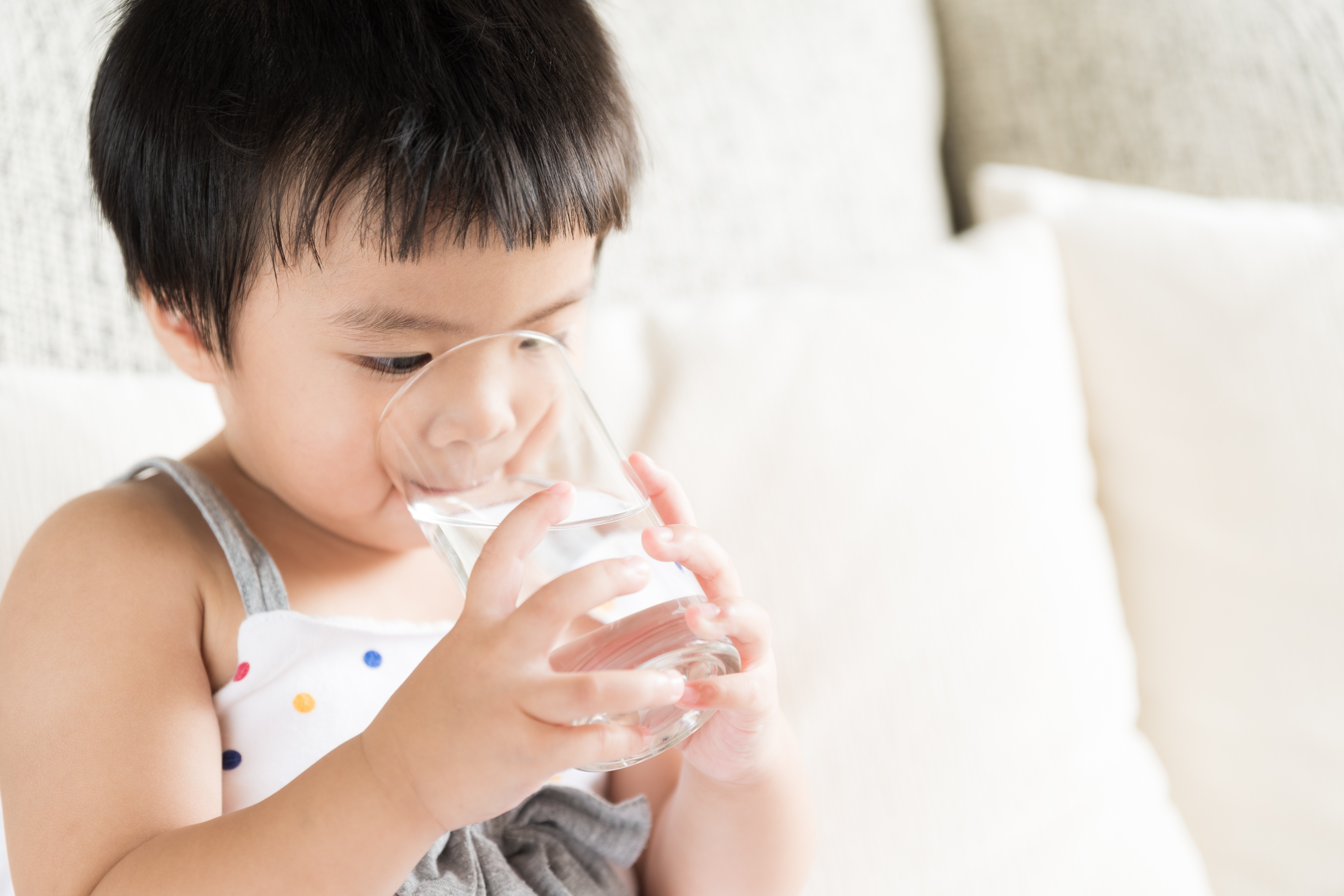 Minum gelas anak, parenting tips, gelas anak aman, sippy cup, belajar minum, Bunda, si Kecil